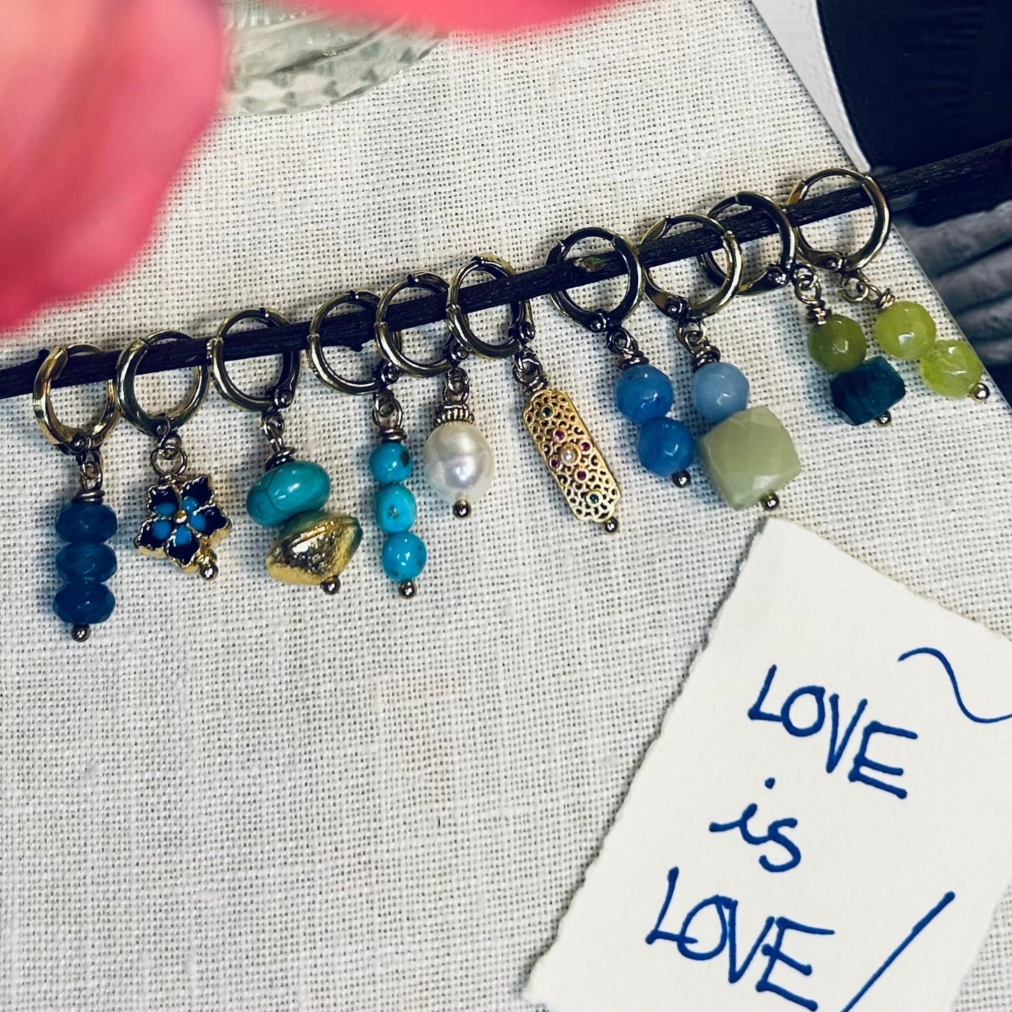 Mono orecchino Love is Love giada e azzurro